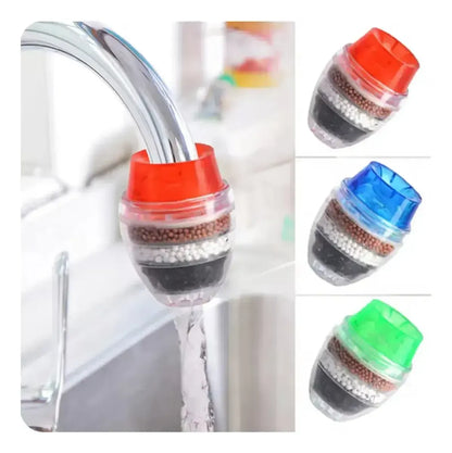 filtro de agua instalado en el grifo de la cocina