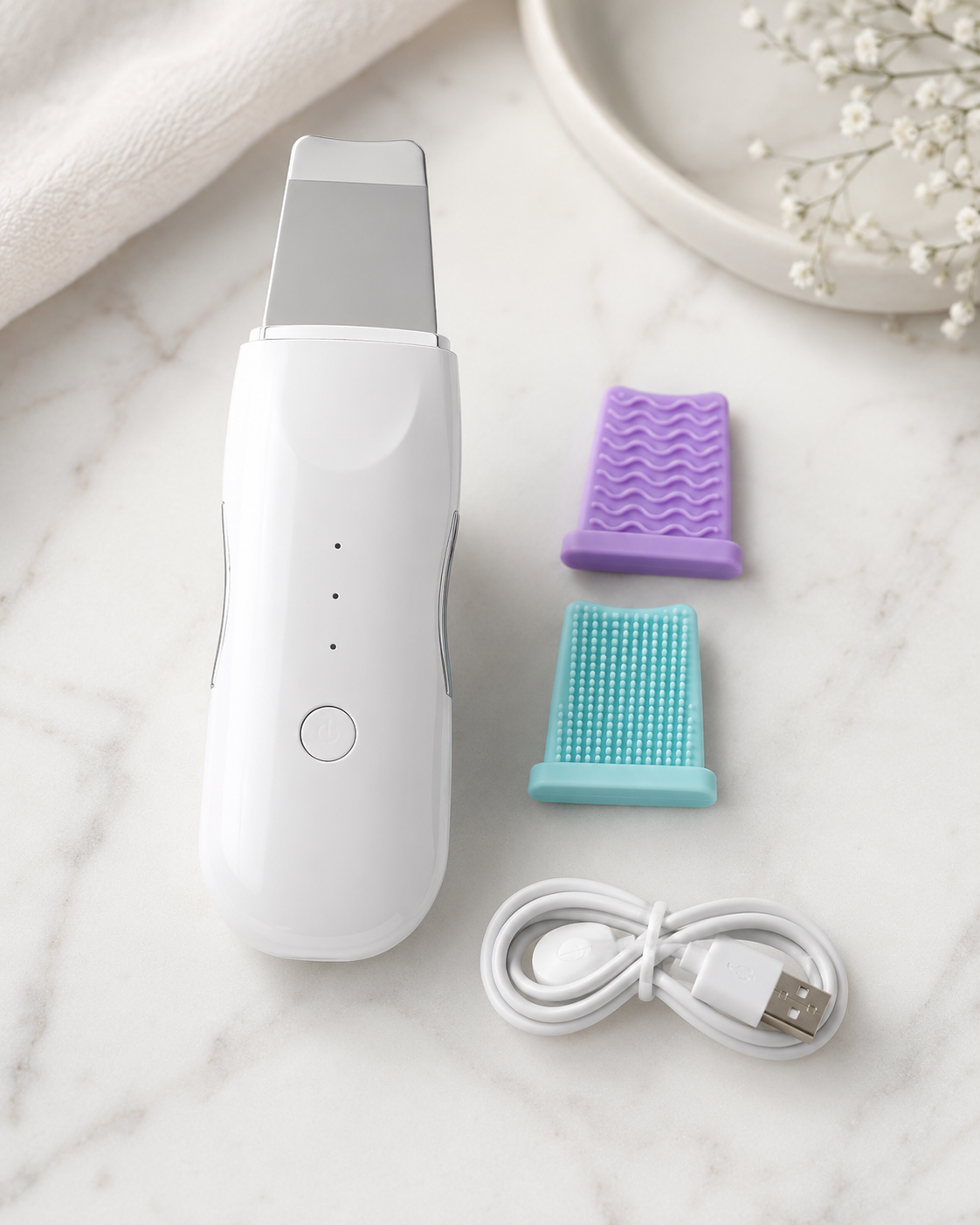 componentes del kit de limpieza facial: dispositivo, cepillo morado, cepillo turquesa y cable